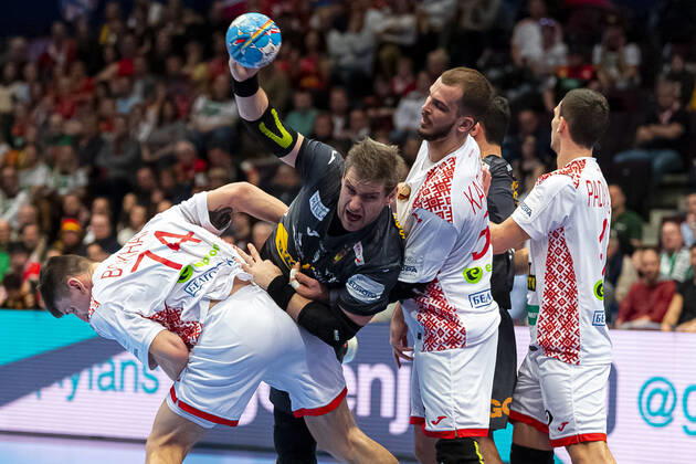 Sport Bilder des Tages Handball, Maenner: EM 2020, Hauptrunde, Gruppe 1, Weißrussland - Spanien v. li. im Zweikampf Viachaslau Bokhan (Weißrussland), Julen Aguinagalde Aquizu (Spanien), Artsem Karalek (Weißrussland) Wien Stadthalle Wien Oesterreich