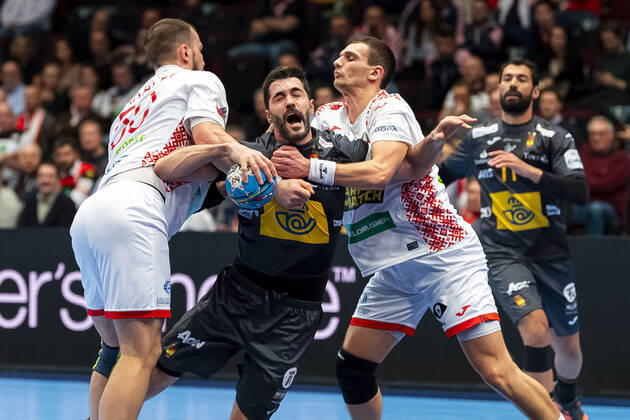Handball, Maenner: EM 2020, Hauptrunde, Gruppe 1, Weißrussland - Spanien Artsem Karalek (Weißrussland), Raul Entrerrios Rodriguez (Spanien) Wien Stadthalle Wien Oesterreich