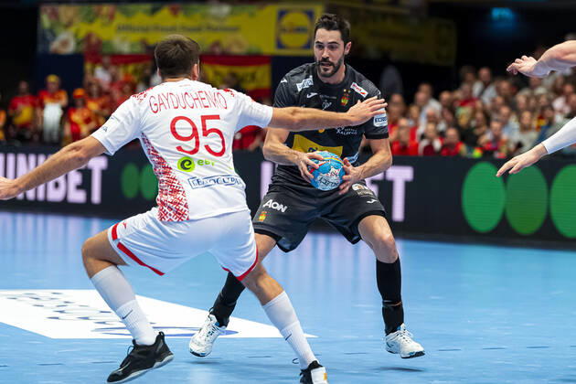 Handball, Maenner: EM 2020, Hauptrunde, Gruppe 1, Weißrussland - Spanien v.li. Vadim Gayduchenko (Weißrussland), Raul Entrerrios Rodriguez (Spanien) Wien Stadthalle Wien Oesterreich