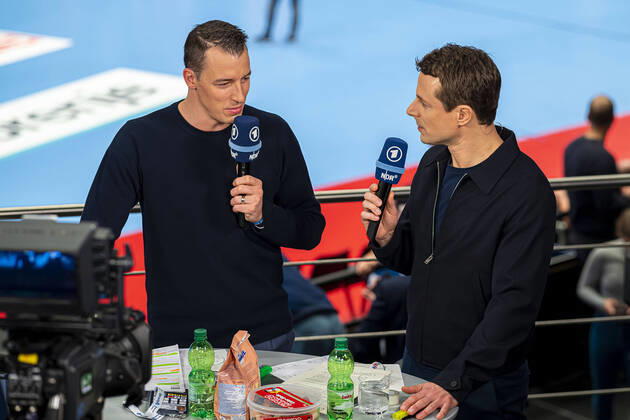 Handball, Maenner: EM 2020, Hauptrunde, Gruppe 1, Weißrussland - Spanien v.li. ARD Experte Dominik Klein, ARD Moderator Alexander Bommes Wien Stadthalle Wien Oesterreich