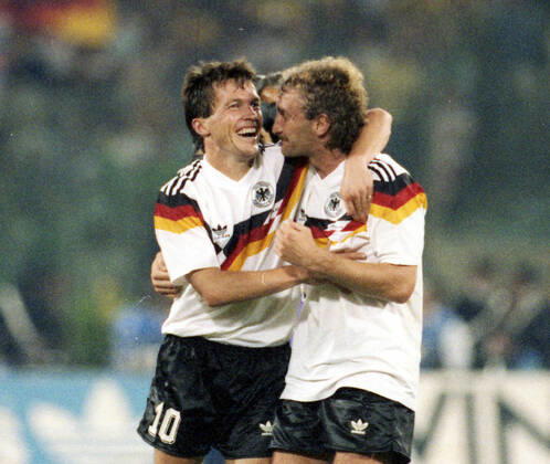 Deutschland - Argentinien Italien, Rom, 08.07.1990, Fussball, FIFA WM 1990 in Italien, Finale, DFB Deutschland - Argentinien (1:0): v.l. Lothar Matthäus, Rudi Völler (beide Deutschland).