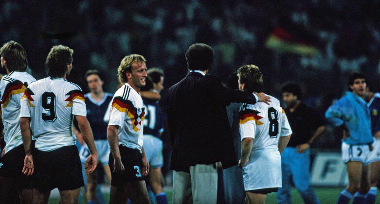 Deutschland - Argentinien Italien, Rom, 08.07.1990, Fussball, FIFA WM 1990 in Italien, Finale, DFB Deutschland - Argentinien (1:0): v.l. Rudi Völler, Andreas Brehme (beide Deutschland), Franz Beckenbauer (Trainert Deutschland), Thomas Häßler (Deutschland).