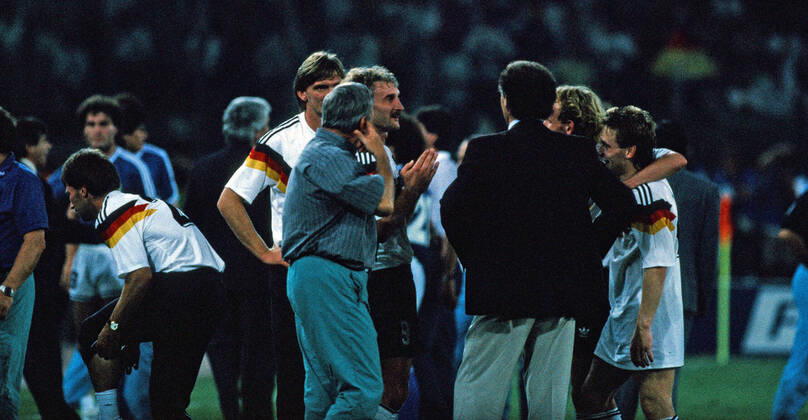 Deutschland - Argentinien Italien, Rom, 08.07.1990, Fussball, FIFA WM 1990 in Italien, Finale, DFB Deutschland - Argentinien (1:0): v.l. Günther Hermann, Paul Steiner, Rudi Völler (alle Deutschland), Franz Beckenbauer (Trainer Deutschland).