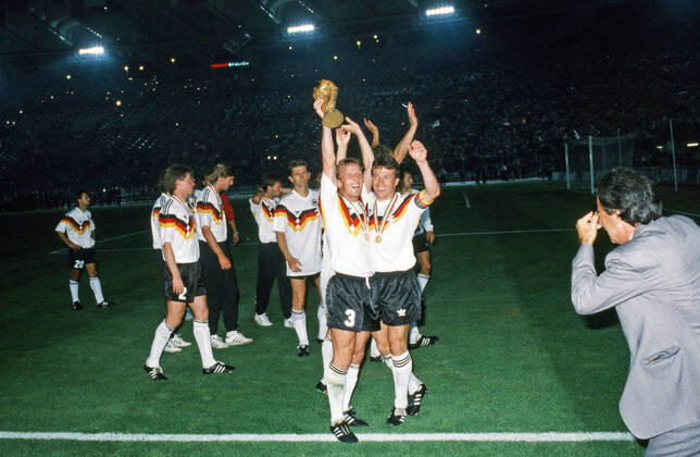 Deutschland - Argentinien Italien, Rom, 08.07.1990, Fussball, FIFA WM 1990 in Italien, Finale, DFB Deutschland - Argentinien (1:0): v.l. Andreas Brehme, Lothar Matthäus (beide Deutschland) mit dem WM Pokal.