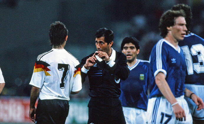 Deutschland - Argentinien Italien, Rom, 08.07.1990, Fussball, FIFA WM 1990 in Italien, Finale, DFB Deutschland - Argentinien (1:0): v.l. Pierre Littbarski (Deutschland), Edgardo Codesal (Schiedsrichter).