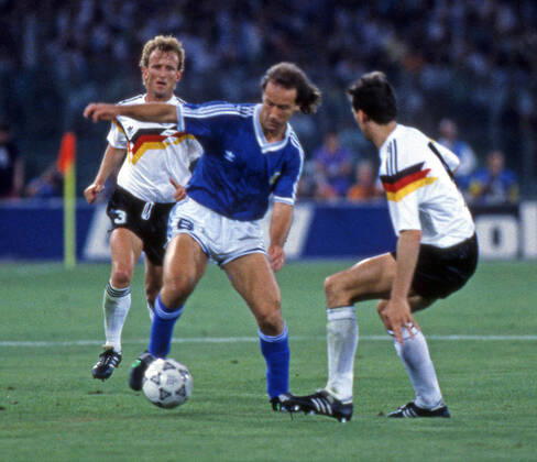 Deutschland - Argentinien Italien, Rom, 08.07.1990, Fussball, FIFA WM 1990 in Italien, Finale, DFB Deutschland - Argentinien (1:0): v.l. Andreas Brehme (Deutschland), Gabriel Calderon (Argentinien), Jürgen Kohler (Deutschland).