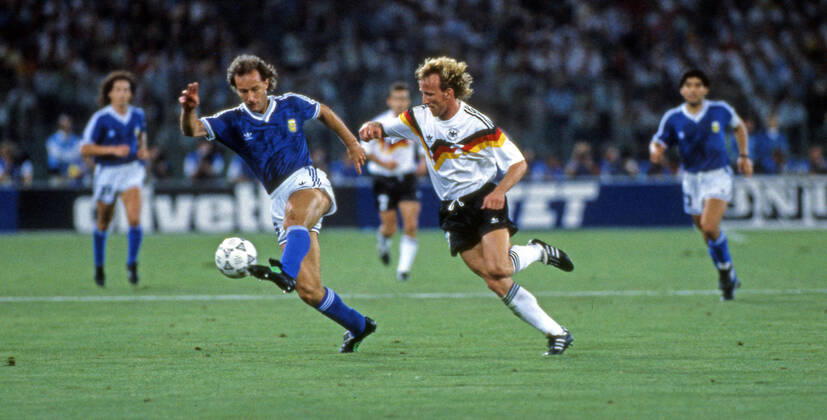 Deutschland - Argentinien Italien, Rom, 08.07.1990, Fussball, FIFA WM 1990 in Italien, Finale, DFB Deutschland - Argentinien (1:0): v.l. Gabriel Calderon (Argentinien), Andreas Brehme (Deutschland).