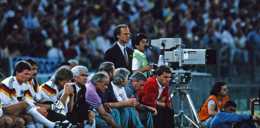 Deutschland - Argentinien Italien, Rom, 08.07.1990, Fussball, FIFA WM 1990 in Italien, Finale, DFB Deutschland - Argentinien (1:0): v.l. Franz Beckenbauer (Trainer Deutschland), Holger Osieck (Trainer Deutschland).