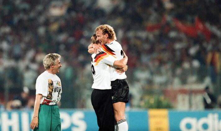 Deutschland - Argentinien Italien, Rom, 08.07.1990, Fussball, FIFA WM 1990 in Italien, Finale, DFB Deutschland - Argentinien (1:0): v.l. Paul Steiner, Andreas Brehme (beide Deutschland).
