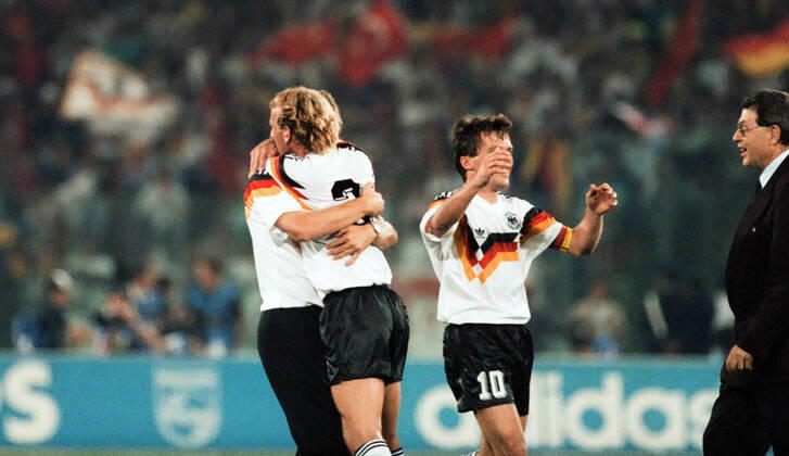 Deutschland - Argentinien Italien, Rom, 08.07.1990, Fussball, FIFA WM 1990 in Italien, Finale, DFB Deutschland - Argentinien (1:0): v.l. Andreas Brehme, Lothar Matthäus (beide Deutschland).
