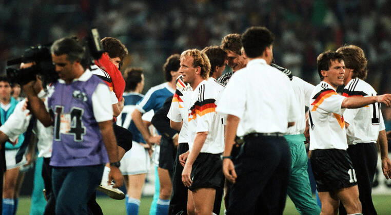 Deutschland - Argentinien Italien, Rom, 08.07.1990, Fussball, FIFA WM 1990 in Italien, Finale, DFB Deutschland - Argentinien (1:0): mi. Andreas Brehme (Deutschland).