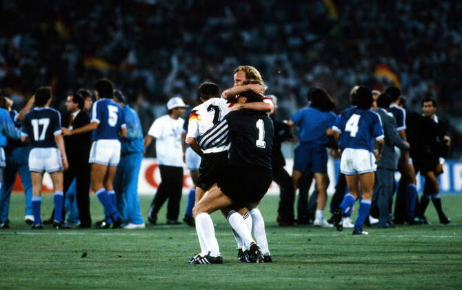 Deutschland - Argentinien Italien, Rom, 08.07.1990, Fussball, FIFA WM 1990 in Italien, Finale, DFB Deutschland - Argentinien (1:0): v.l. Stefan Reuter, Andreas Brehme, Bodo Illgner (alle Deutschland).