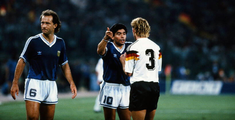 Deutschland - Argentinien Italien, Rom, 08.07.1990, Fussball, FIFA WM 1990 in Italien, Finale, DFB Deutschland - Argentinien (1:0): v.l. Diego Maradona (Argentinien), Andreas Brehme (Deutschland).