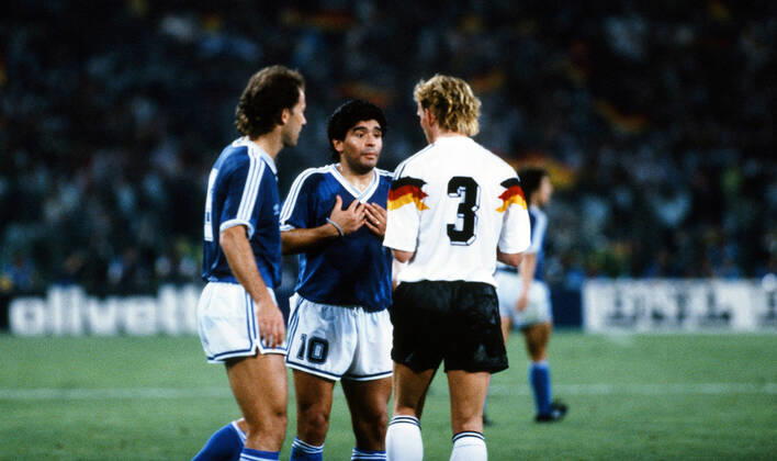 Deutschland - Argentinien Italien, Rom, 08.07.1990, Fussball, FIFA WM 1990 in Italien, Finale, DFB Deutschland - Argentinien (1:0): v.l. Diego Maradona (Argentinien), Andreas Brehme (Deutschland).
