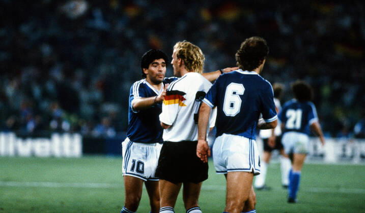 Deutschland - Argentinien Italien, Rom, 08.07.1990, Fussball, FIFA WM 1990 in Italien, Finale, DFB Deutschland - Argentinien (1:0): v.l. Diego Maradona (Argentinien), Andreas Brehme (Deutschland).
