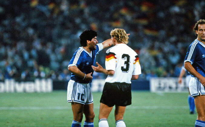 Deutschland - Argentinien Italien, Rom, 08.07.1990, Fussball, FIFA WM 1990 in Italien, Finale, DFB Deutschland - Argentinien (1:0): v.l. Diego Maradona (Argentinien), Andreas Brehme (Deutschland).