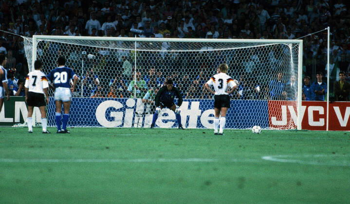 Deutschland - Argentinien Italien, Rom, 08.07.1990, Fussball, FIFA WM 1990 in Italien, Finale, DFB Deutschland - Argentinien (1:0): Andreas Brehme (Deutschland) trifft Elfmeter zum 1:0 gegen Sergio Goycochea (Argentinien).