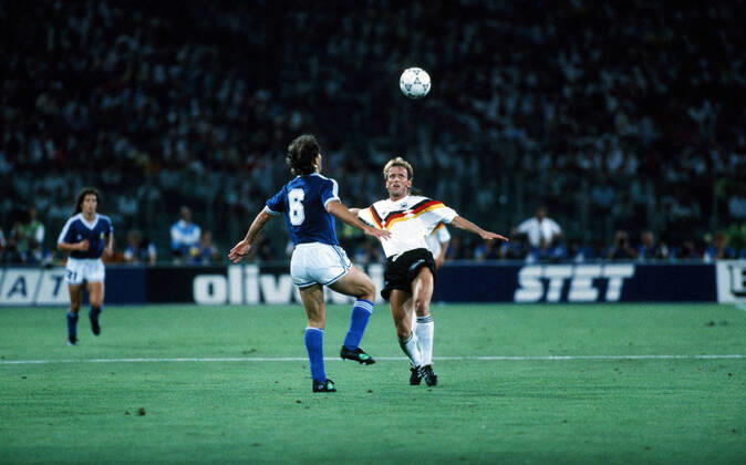Deutschland - Argentinien Italien, Rom, 08.07.1990, Fussball, FIFA WM 1990 in Italien, Finale, DFB Deutschland - Argentinien (1:0): v.l. Gabriel Calderon (Argentinien), Andreas Brehme (Deutschland).