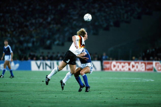 Deutschland - Argentinien Italien, Rom, 08.07.1990, Fussball, FIFA WM 1990 in Italien, Finale, DFB Deutschland - Argentinien (1:0): v.l. Andreas Brehme (Deutschland), Pedro Troglio (Argentinien).
