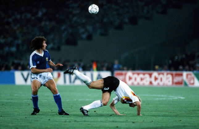 Deutschland - Argentinien Italien, Rom, 08.07.1990, Fussball, FIFA WM 1990 in Italien, Finale, DFB Deutschland - Argentinien (1:0): v.l. Pedro Troglio (Argentinien), Andreas Brehme (Deutschland).