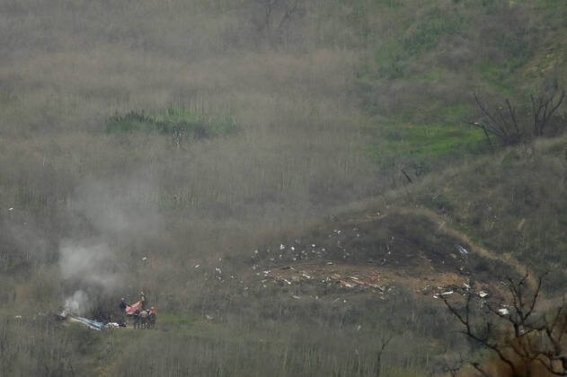 Bilder des Jahres 2020, Sport 01 Januar Sport Themen der Woche KW04 Sport Bilder des Tages Firefighters gather around the wreckage of a helicopter crash that claimed the life of Los Angeles Lakers star Kobe Bryant, on a hillside off of Las Virgenes Road, in Calabasas, California on Sunday, January 26, 2020. Bryant s 13-year-old daughter Gianna was also killed in the crash.  LAP202001262012 JOHNxMCCOY