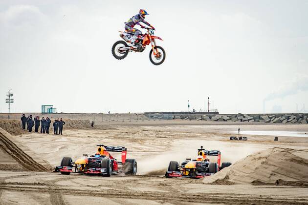 Bilder des Jahres 2020, Sport 01 Januar Sport Themen der Woche KW05 DEN HAAG, 27-01-2020, Formula 1 cars from the Redbull Racing Team on the Scheveningen beach. Redbull is making a promovideo for the Formula 1 event at the Dutch Zandvoort circuit. Redbull Racing F1 team at Scheveningen Beach  x6517917x Copyright: