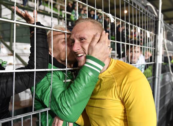 Bilder des Jahres 2020, Sport 01 Januar Sport Themen der Woche KW05 28.01.2020 - Fussball - Saison 2019 2020 - 2. Fussball - Bundesliga - 19. Spieltag: SpVgg Greuther Fürth ( Kleeblatt ) - FC Sankt St. Pauli Hamburg - - DFL regulations prohibit any use of photographs as image sequences and or quasi-video - Sascha Burchert (30, SpVgg Greuther Fürth ) - Kuss von Kleeblattfan