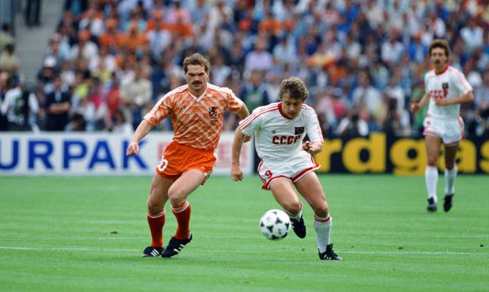 Fußball, EM Finale 1988 in München, Niederlande - Sowjetunion 2:0 UDSSR - Niederlande Deutschland, München, 215.06.1988, Fussball, UEFA EURO, EM, Europameisterschaft,Fussball 1988 in Deutschland, Finale, UDSSR - Niederlande (0:2): v.l. Jan Wouters (Niederlande), Aleksandr Zavarov (UDSSR).