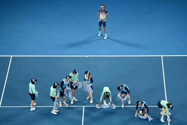 Bilder des Jahres 2020, Sport 01 Januar Sport Themen der Woche KW05 Sport Bilder des Tages AUSTRALIAN OPEN DAY 12, Ballkids dry the court as Alexander Zverev of Germany looks on during the men s singles semi final against Dominic Thiem of Austria on day 12 of the Australian Open tennis tournament at Rod Laver Arena in Melbourne, Friday, January 31, 2020. ( NO ARCHIVING, EDITORIAL USE ONLY, NO USE IN BOOKS WITHOUT CONSENT MELBOURNE VIC AUSTRALIA  Copyright: xLUKASxCOCHx 20200131001445882492