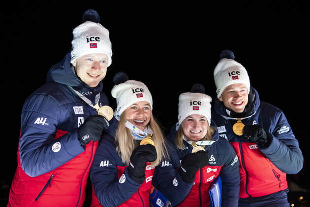 200213 Johannes Thingnes Bo, Marte Olsbu Roiseland, Tiril Kampenhaug Eckhoff and Tarjei Bo of Norway show off their gold medals at the medal ceremony for mixed relay during the IBU Biathlon World Championships on February 13, 2020 in Antholz. Photo: Joel Marklund BILDBYRAN kod JM 88107 bbeng skidskytte skiskyting biathlon VM skidskytte-VM IBU Biathlon World Championships 2020 Anterselva mixed relay mixstafett stafett medaljceremoni medal ceremony jubel gold champions Copyright: JOELxMARKLUND BB200213JM149