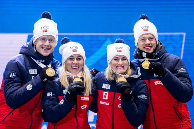 200213 Johannes Thingnes Bo, Marte Olsbu Roiseland, Tiril Kampenhaug Eckhoff and Johannes Thingnes Bo of Norwayshow off their gold medals at the medal ceremony for mixed relay during the IBU Biathlon World Championships on February 13, 2020 in Antholz. Photo: Joel Marklund BILDBYRAN kod JM 88107 bbeng skidskytte skiskyting biathlon VM skidskytte-VM IBU Biathlon World Championships 2020 Anterselva mixed relay mixstafett stafett medaljceremoni medal ceremony jubel guld gold Copyright: JOELxMARKLUND BB200213JM151