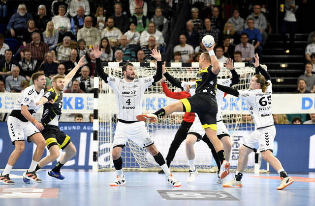 Christian Zeitz (TVB Stuttgart, 20) gegen Domagoj Duvnjak (THW Kiel, 4) und Lukas Nilsson (THW Kiel, 65), Handball-Bundesliga, Liqui-Moly-HBL, Männer, 23. Spieltag, THW Kiel vs TVB Stuttgart, 16.02.20 Kiel Sparkassen Arena Schleswig-Holstein Germany