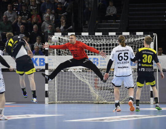 Samuel Röthlisberger (TVB Stuttgart, 17) vor Dario Quenstedt (THW Kiel, 21), Handball-Bundesliga, Liqui-Moly-HBL, Männer, 23. Spieltag, THW Kiel vs TVB Stuttgart, 16.02.20 Kiel Sparkassen Arena Schleswig-Holstein Germany