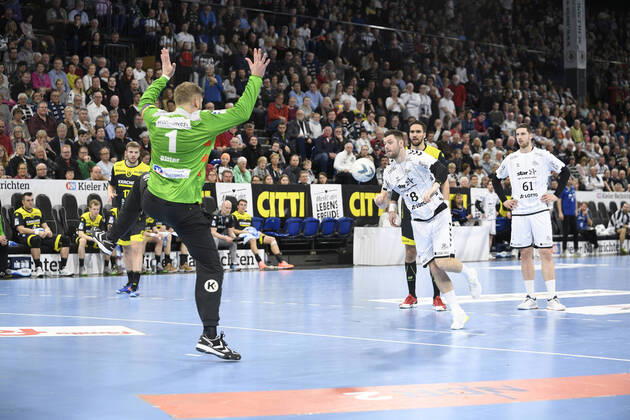 Niclas Ekberg (THW Kiel, 18). Gegen Johannes Bitter (TVB Stuttgart, 1), Handball-Bundesliga, Liqui-Moly-HBL, Männer, 23. Spieltag, THW Kiel vs TVB Stuttgart, 16.02.20 Kiel Sparkassen Arena Schleswig-Holstein Germany