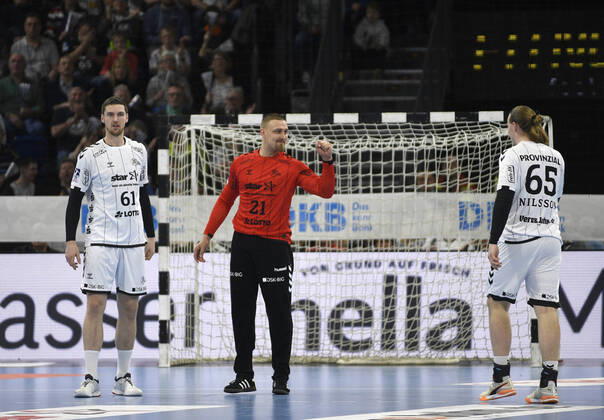 Freude beim THW mit Hendrik Pekeler (THW Kiel, 61), Dario Quenstedt (THW Kiel, 21) und Lukas Nilsson (THW Kiel, 65), Handball-Bundesliga, Liqui-Moly-HBL, Männer, 23. Spieltag, THW Kiel vs TVB Stuttgart, 16.02.20 Kiel Sparkassen Arena Schleswig-Holstein Germany