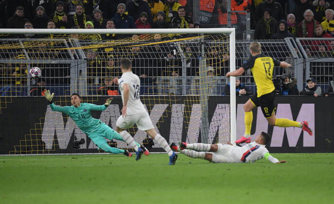 Sport Bilder des Tages 18.02.2020, Fussball, UEFA Champions League 2019 20, Achtelfinale, Borussia Dortmund - Paris Saint Germain, Erling Haaland (Borussia Dortmund), re., erzielt das tor zum 2:1 Dortmund Nordrhein Westfalen Deutschland