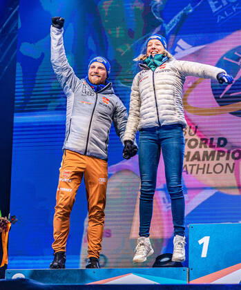 20.02.2020, Suedtirol Arena, Antholz, ITA, IBU Weltmeisterschaften Biathlon, Single Mixed Staffel, Siegerehrung, im Bild Silbermedaillengewinner v.l. Erik Lesser (GER), Franziska Preuss (GER) Silver medalist f.l. Erik Lesser and Franziska Preuss of Germany during the winner ceremony for the Single mixed relay of IBU Biathlon World Championships 2020 at the Suedtirol Arena in Antholz, Italy on 2020 02 20. Antholz