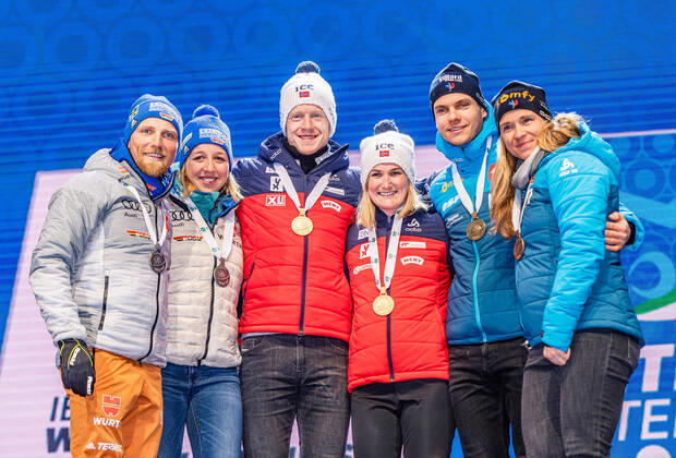 20.02.2020, Suedtirol Arena, Antholz, ITA, IBU Weltmeisterschaften Biathlon, Single Mixed Staffel, Siegerehrung, im Bild v.l. Silbermedaillengewinner Erik Lesser (GER), Franziska Preuss (GER) Weltmeister und Goldmedaillengewinner Johannes Thingnes Boe (NOR), Marte Olsbu Roeiseland (NOR), Bronzemedaillengewinner Emilien Jacquelin (FRA), Anais Bescond (FRA) f.l. Silver medalist Erik Lesser Franziska Preuss of Germany World champion and gold medalist Johannes Thingnes Boe Marte Olsbu Roeiseland of Norway Bronze medalist Emilien Jacquelin and Anais Bescond of France during the winner ceremony for the Single mixed relay of IBU Biathlon World Championships 2020 at the Suedtirol Arena in Antholz, Italy on 2020 02 20. Antholz