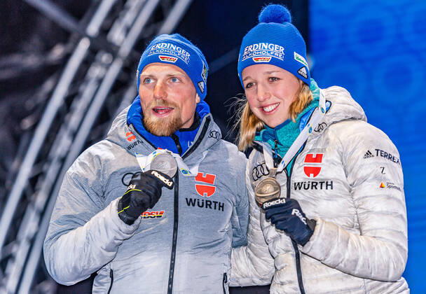 20.02.2020, Suedtirol Arena, Antholz, ITA, IBU Weltmeisterschaften Biathlon, Single Mixed Staffel, Siegerehrung, im Bild Silbermedaillengewinner v.l. Erik Lesser (GER), Franziska Preuss (GER) Silver medalist f.l. Erik Lesser and Franziska Preuss of Germany during the winner ceremony for the Single mixed relay of IBU Biathlon World Championships 2020 at the Suedtirol Arena in Antholz, Italy on 2020 02 20. Antholz