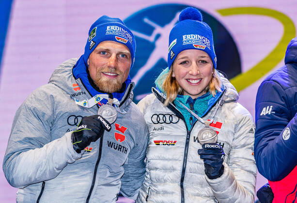 20.02.2020, Suedtirol Arena, Antholz, ITA, IBU Weltmeisterschaften Biathlon, Single Mixed Staffel, Siegerehrung, im Bild Silbermedaillengewinner v.l. Erik Lesser (GER), Franziska Preuss (GER) Silver medalist f.l. Erik Lesser and Franziska Preuss of Germany during the winner ceremony for the Single mixed relay of IBU Biathlon World Championships 2020 at the Suedtirol Arena in Antholz, Italy on 2020 02 20. Antholz
