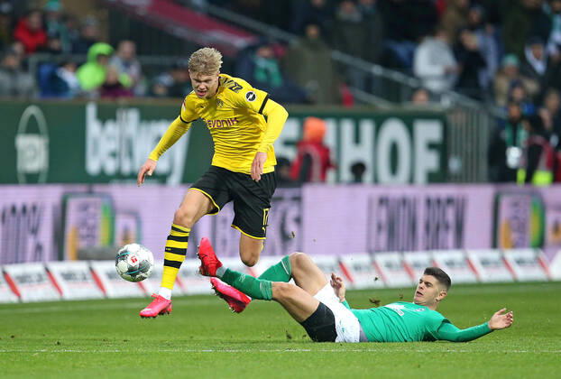 Sport Bilder des Tages 22.02.2020, Fussball 1. Bundesliga 2019 2020, 23. Spieltag, SV Werder Bremen - Borussia Dortmund, im Weserstadion Bremen. (L-R) Erling Haaland (Dortmund) gegen Milot Rashica (Werder Bremen)