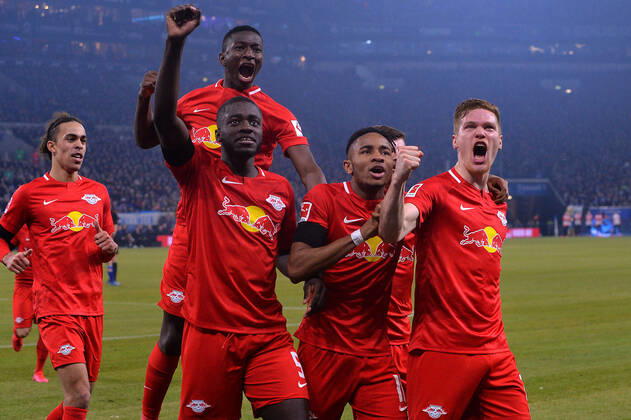 2020 Bilder des Jahres, Sport 02 Februar Sport Themen der Woche KW08 Sport Bilder des Tages Fußball 1. Bundesliga 23. Spieltag FC Schalke 04 - RB Leipzig am 22.02.2020 in der Veltins Arena in Gelsenkirchen Torjubel zum 0:3 durch Marcel Halstenberg ( Leipzig ) DFL regulations prohibit any use of photographs as image sequences and or quasi-video.