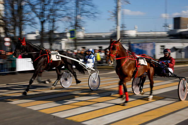 2020 Bilder des Jahres, Sport 02 Februar Sport Themen der Woche KW08 Sport Bilder des Tages (200223) -- MOSCOW, Feb. 23, 2020 -- Riders compete during a street harness race in Moscow, Russia, on Feb. 22, 2020. A street harness race was held here on Saturday, which was one lap sprint on the improvised street track. (Photo by Maxim Chernavsky Xinhua) RUSSIA-MOSCOW-STREET RACE BaixXueqi 