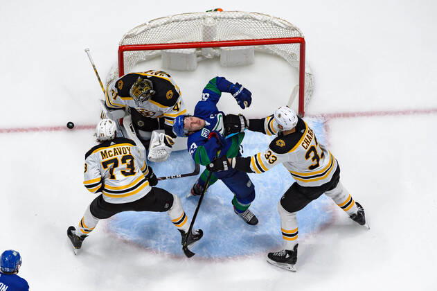 2020 Bilder des Jahres, Sport 02 Februar Sport Themen der Woche KW08 Sport Bilder des Tages VANCOUVER, BC - FEBRUARY 22: Vancouver Canucks Center Bo Horvat (53) is checked by Boston Bruins Defenceman Zdeno Chara (33) during their NHL, Eishockey Herren, USA game at Rogers Arena on February 22, 2020 in Vancouver, British Columbia, Canada. (Photo by Derek Cain Icon Sportswire) NHL: FEB 22 Bruins at Canucks Icon20022233