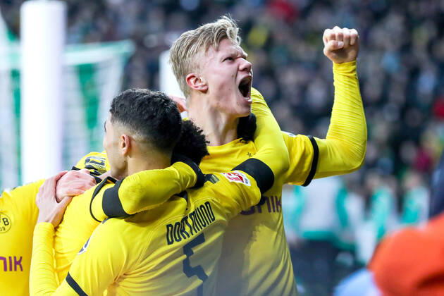 22.02.2020, Fussball, Saison 2019 2020, Bundesliga, 23. Spieltag - SV Werder Bremen - Borussia Dortmund Erling Haaland (Borussia Dortmund) bejubelt sein Tor zum 0:2. DFL REGULATIONS PROHIBIT ANY USE OF PHOTOGRAPHS AS IMAGE SEQUENCES AND OR QUASI-VIDEO. Bremen wohninvest WESERSTADION Bremen Deutschland xRHR-FOTOx xDEx
