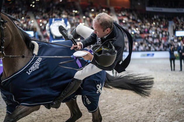 2020 Bilder des Jahres, Sport 02 Februar Sport Themen der Woche KW08 Sport Bilder des Tages Geir Gulliksen of Norway falls of his horse Groep Quatro when he rides a ? lap of honor? after winning the FEI Jumping World Cup competition during Gothenburg Horse Show at Scandinavium in Gothenburg, Sweden February 23, 202. GOTHENBURG Sweden x9200x