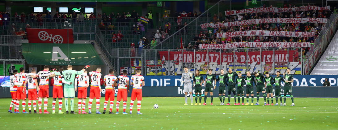 2020 Bilder des Jahres, Sport 02 Februar Sport Themen der Woche KW08 Sport Bilder des Tages VfL vs Mainz, 1. BL Wolfsburg, 23.02.2020, FUßBALL - VfL Wolfsburg vs 1. FSV Mainz 05, 1. BL, Saison 2019 20, Volkswagen Arena. Bild zeigt: Schweigeminute für Hanau DFL REGULATIONS PROHIBIT ANY USE OF PHOTOGRAPHS AS IMAGE SEQUENCES AND OR QUASI-VIDEO. Wolfsburg