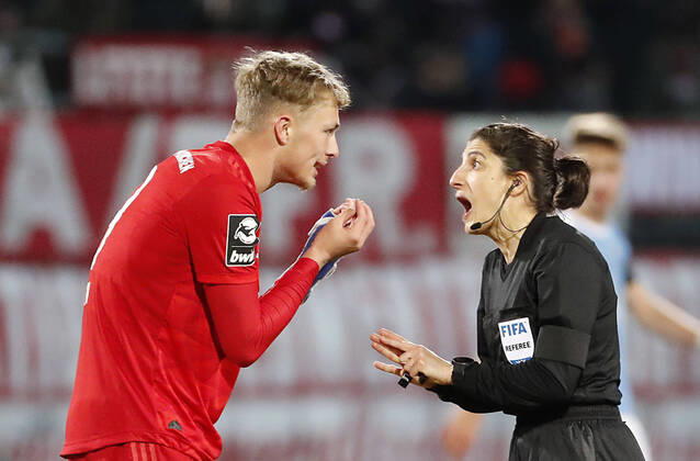 2020 Bilder des Jahres, Sport 02 Februar Sport Themen der Woche KW09 Sport Bilder des Tages CFC vs. FC Bayern München II 24.02.2020 Chemnitz, Fussball, , Stadion an der Gellertstrasse, 3. Bundesliga, 25. Spieltag, CFC CFC vs FC Bayern München II vl: Jann-Fite Arp und Schiedsricherin Riem Hussein diskutieren