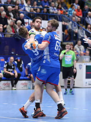 v.l. Jonathan Carlsbogard (TBV Lemgo Lippe 9), Olle Forsell Schefvert (HSG Wetzlar 25), Christian Klimek (TBV Lemgo Lippe 69) GER, Handball, 1. Bundesliga, TBV Lemgo Lippe gegen HSG Wetzlar, 27.02.2020 Lemgo Copyright: xStrohdiekx Eibner-Pressefotox EP_jsk