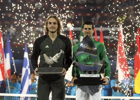 2020 Bilder des Jahres, Sport 02 Februar Sport Themen der Woche KW09 Sport Bilder des Tages Sieger Novak Djokovic (SRB) und Finalist Stefanos Tsitsipas mit dem Pokal, Trophäe, Siegerehrung, Praesentation Tennis - Dubai Duty Free Tennis Championships - ATP, Tennis Herren - Dubai Duty Free Tennis Stadium - Dubai - - United Arab Emirates - 29 February 2020. Â Copyright: xJuergenxHasenkopfx